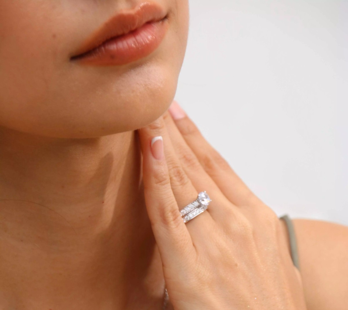 Comparaison entre une bague solitaire or blanc et diamant et une bague pavée de diamants, deux styles emblématiques de joaillerie